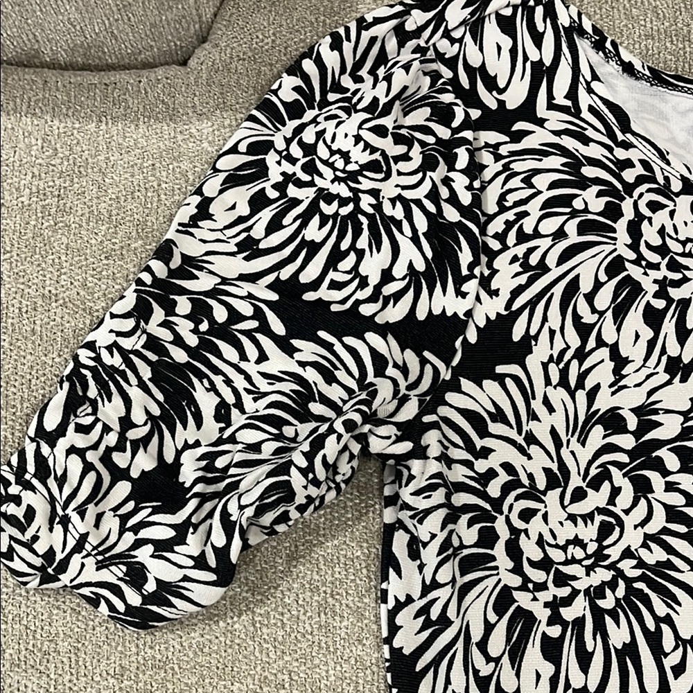 Banana Republic Black and White Mini Sheath Dress with Short Sleeves - Picture 4 of 7